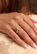 Anillo de cristal con nudo