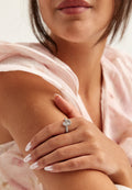 Anillo de cristal con nudo