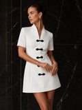 Vestido mini con cuello en V y botones estilo rana